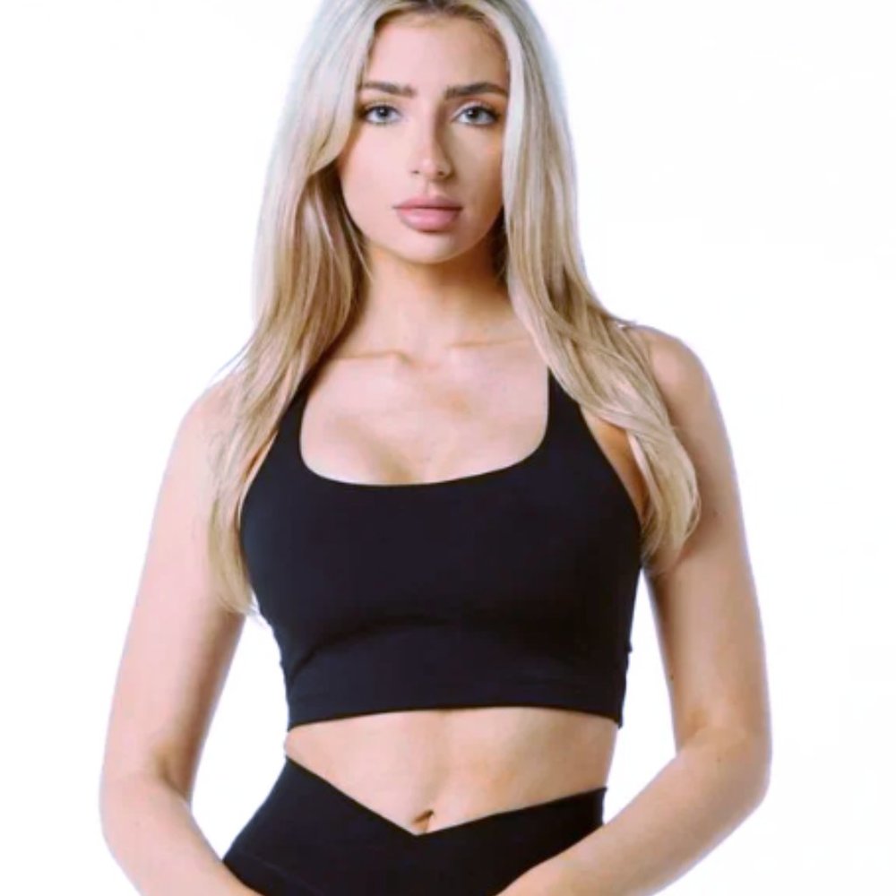 Alphalete Surface Altitude Bra in Black